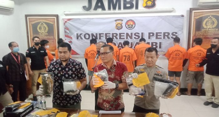 Konferensi pers pengungkapan kasus Narkoba yang dilakukan Polda Jambi, Jumat (13/1/2023). (Foto Humas Polda Jambi)