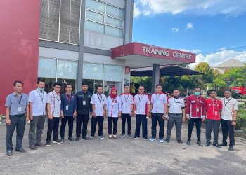 Para peserta pelatihan modul lanjutan Kurikulum Teknik dan Bisnis Sepeda Motor Astra Honda berfoto bersma di depan Training Center Sinsen, Pall 6, Kota Jambi, Sabtu (14/1/2023). (Foto Sinsen/Ajeng)