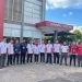 Para peserta pelatihan modul lanjutan Kurikulum Teknik dan Bisnis Sepeda Motor Astra Honda berfoto bersma di depan Training Center Sinsen, Pall 6, Kota Jambi, Sabtu (14/1/2023). (Foto Sinsen/Ajeng)