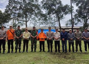 Foto bersama para pimpinan dan peserta apel siaga bencana erupsi Gunung Kerinci, Sabtu (14/1/2023). (Foto Wahyu)