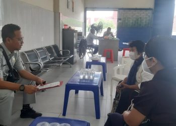 Petugas Jasa Raharja Jambi bertemu dengan ahli waris korban kecelakaan. (Foto Jasa Raharja Jambi/Riska)
