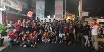 Foto bersama para komunitas sepeda motor saat menghadiri Kopdargab di Dealer Honda Astra Motor Jambi, Minggu (15/1/2023). (Foto Sinsen/Ajeng)