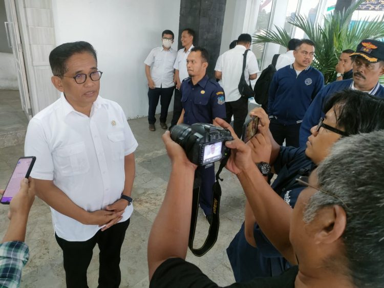 Anggota Komisi V DPR RI dari fraksi PAN, A Bakri, saat diwawancarai awak media di Kantor Bupati Tanjab Barat, Senin siang (16/01/2023). (Foto Ahmad Firdaus)