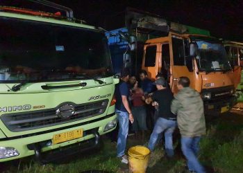 Tersangka pelaku tabrak lari saat diamankan polisi. (Foto Reza)