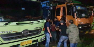 Tersangka pelaku tabrak lari saat diamankan polisi. (Foto Reza)