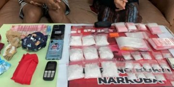 Sepasang kekasih tersangka pengedar Narkoba jenis sabu beserta barang bukti saat diamankan Polres Tanjab Barat, Jambi. (Foto Humas Polres Tanjabbar)