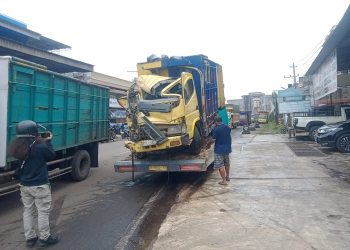 Satu unit truk dievakuasi setalah alami kecelakaan di Jalan Lingkar Timur I, Kelurahan Eka Jaya, Kecamatan Paal Merah, Kota Jambi, Kamis pagi (19/1/2023). (Foto Reza)
