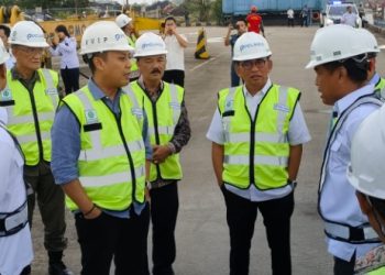 H Bakri saat melakukan kunjungan Pelabuhan Talang duku di Kabupaten Muaro Jambi, Kamis (19/01/2023). (Foto Siklusjambi.id)