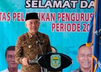 Bupati Kerinci, Adirozal, saat memberikan sambutan dalam acara pelantikan pengurus PWI Kerinci, Kamis (19/1/2023). (Foto Pro)