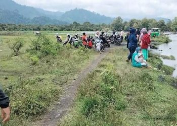 Lokasi lahan dan sungai yang tertimbun abu vulkanik dari aktivitas erupsi Gunung Kerinci ramai didatangi warga. (Foto Bahara Jati)
