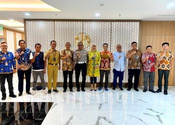 Para peserta FGD Implementasi Undang-Undang Nomor 22 Tahun 2009 yang diselenggarakan Tim Pembina Samsat Nasional berfoto bersama. (Foto Humas Jasa Raharja)