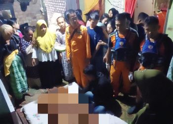 Tim SAR Gabungan mengevakuasi mayat korban tenggelam ke rumah duka, di Desa Senaning, Kecamatan Pemayung, Kabupaten Batanghari, Jambi, Minggu malam (22/1/2023). (dok Siklusjambi.id)