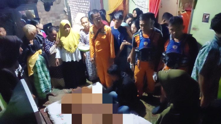 Tim SAR Gabungan mengevakuasi mayat korban tenggelam ke rumah duka, di Desa Senaning, Kecamatan Pemayung, Kabupaten Batanghari, Jambi, Minggu malam (22/1/2023). (dok Siklusjambi.id)