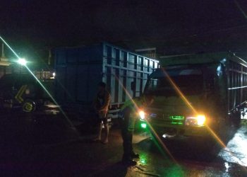 Opersasi gabungan pengawasan dan penindakan truk batu bara yang melintas di ruas jalan Kota Jambi, Senin dinihari (23/1/2023). (Foto Siklusjambi.id)
