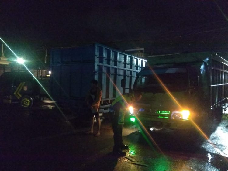 Opersasi gabungan pengawasan dan penindakan truk batu bara yang melintas di ruas jalan Kota Jambi, Senin dinihari (23/1/2023). (Foto Siklusjambi.id)