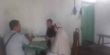 Petugas melakukan proses survei keabsahan ahli waris korban kecelakaan. (Foto Humas Jasa Raharja Jambi/Riska)