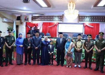 Foto bersama para pejabat yang hadir dalam Rapat Paripurna DPRD Kota Sungaipenuh, di Gedung Aula Kantor DPRD Kota Sungaipenuh, Selasa (24/1/2023). (Foto Siklusjambi.id)