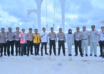 Foto bersama rombongan Jasa Raharja, Kemenhub, dan Korlantas Polri saat melakukan pengecekan jalur mudik di sepanjang Pantai Selatan. (Dok Humas Jasa Raharja)