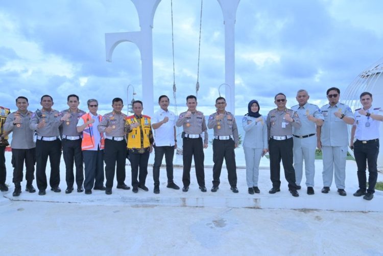 Foto bersama rombongan Jasa Raharja, Kemenhub, dan Korlantas Polri saat melakukan pengecekan jalur mudik di sepanjang Pantai Selatan. (Dok Humas Jasa Raharja)