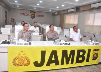Kapolda Jambi saat menghadiri Rakor Inspektur Daerah seluruh Indonesia Tahun 2023 via zoom meeting, Rabu (25/01/23). (Foto Humas Polda Jambi)