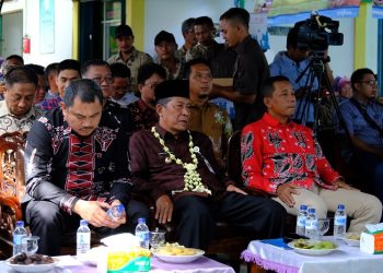 Wagub Jambi, Abdullah Sani pada Gebyar Undian Tabungan Anggota Koperasi dan Simpanan Anak Sekolah KUD Karya Mukti di Desa Harapan Karya Mukti, Kecamatan Pelepat Ilir Kabupaten Bungo, Kamis (26/01/2023). [Foto Syafei]