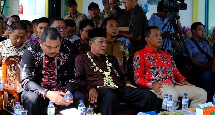 Wagub Jambi, Abdullah Sani pada Gebyar Undian Tabungan Anggota Koperasi dan Simpanan Anak Sekolah KUD Karya Mukti di Desa Harapan Karya Mukti, Kecamatan Pelepat Ilir Kabupaten Bungo, Kamis (26/01/2023). [Foto Syafei]