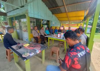 Kegiatan Jum'at Curhat yang digelar Polsek Pemayung di Desa Simpang Kubukandang. (Foto Arian Arifin)