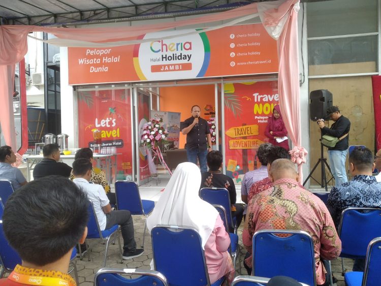 Peresmian kantor Cheria Halal Holiday Cabang Jambi. (Foto Hotma)