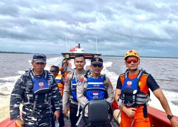TIM SAR gabungan melakukan pencarian terhadap nelayan yang hilang di Perairan Ambang Luar Kualatungkal, Senin (30/1/2023). (Foto Basarnas Jambi)