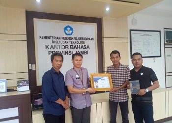 Foto bersama pengurus JMSI Jambi dan Kepala Kantor Bahasa Provinsi Jambi. (Dok JMSI Provinsi Jambi)