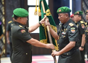 Jenderal TNI Dudung Abdurachman, menerima penyerahan jabatan Komandan Pusat Polisi Militer Angkatan Darat dari Letjen TNI Chandra W Sukotjo, Senin (30/1/2023). (Foto Dispenad)