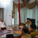 Gubernur Jambi, Al Haris, saat mengikuti Rapat Koordinasi Pengendalian Inflasi Daerah secara virtual, dari ruang video conference Rumah Dinas Gubernur Jambi, Senin (30/01/2023). (Foto Diskominfo Provinsi Jambi/Novriansah)