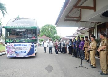 Gubernur Jambi, Al Haris, melepas 61 orang peserta magang ke Jepang di Auditorium Rumah Dinas Gubernur Jambi, Senin (30/1/2023). (Foto Diskominfo Provinsi Jambi/Harun)