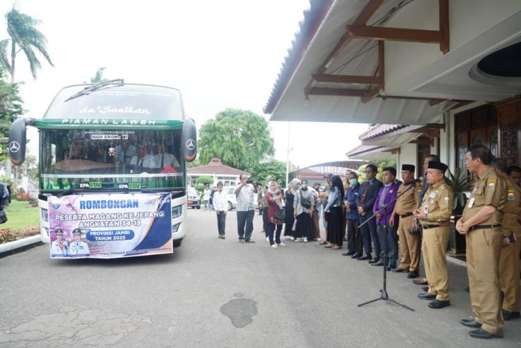 Gubernur Jambi, Al Haris, melepas 61 orang peserta magang ke Jepang di Auditorium Rumah Dinas Gubernur Jambi, Senin (30/1/2023). (Foto Diskominfo Provinsi Jambi/Harun)