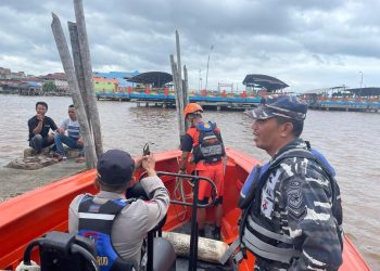Tim SAR Gabungan saat mengevakuasi dua nelayan yang sebelumnya dikabarkan hilang di Perairan Ambang Luar Kualatungkal, Tanjab Barat, Jambi, Senin (30/1/2023). (Foto Basarnas Jambi)