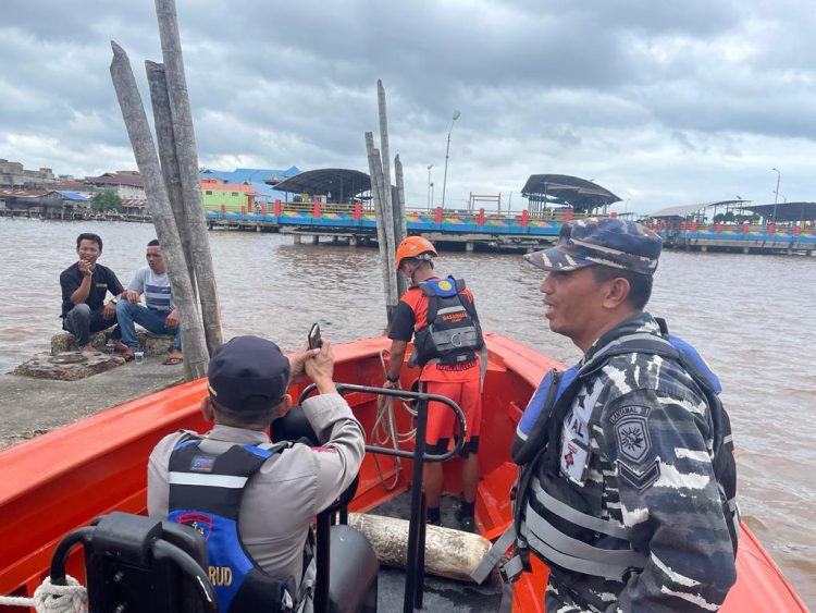 Tim SAR Gabungan saat mengevakuasi dua nelayan yang sebelumnya dikabarkan hilang di Perairan Ambang Luar Kualatungkal, Tanjab Barat, Jambi, Senin (30/1/2023). (Foto Basarnas Jambi)