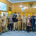 Foto bersama saat kunjungan Komisi Informasi Provinsi Jambi ke Kantor Badan Kesbangpol Provinsi Jambi, Selasa (31/1/2023). (Foto Nining Antero)