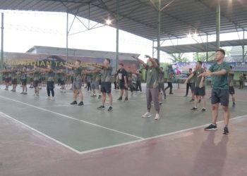 Senam kesegaran jasmani '88 yang dilakukan Prajurit dan PNS Makorem 042/Gapu di lapangan tenis indoor Makorem 042/Gapu, Selasa (31/1/2023). (Foto Penrem 042/Gapu/Hatta)
