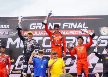 Crosser AHRT, M Delvintor Ali (tengah) menjuarai Kejurnas Motocross 2022 pada kelas MX 2 dengan melakukan sapu bersih podium tertinggi di setiap seri. Sementara rekannya Nuzul Ramzidan (kedua kanan), meraih posisi ketiga. Capaian ini dikukuhkan pada seri grand final yang diselenggarakan di sirkuit Grand Wisata Bekasi, Jawa Barat pada 28-29 Januari 2023. (Dok AHM)