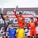 Crosser AHRT, M Delvintor Ali (tengah) menjuarai Kejurnas Motocross 2022 pada kelas MX 2 dengan melakukan sapu bersih podium tertinggi di setiap seri. Sementara rekannya Nuzul Ramzidan (kedua kanan), meraih posisi ketiga. Capaian ini dikukuhkan pada seri grand final yang diselenggarakan di sirkuit Grand Wisata Bekasi, Jawa Barat pada 28-29 Januari 2023. (Dok AHM)