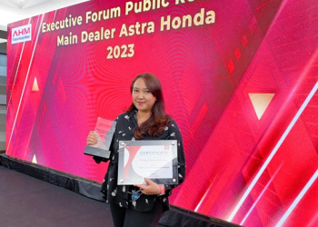 Public Relations Supervisor Sinsen, Ajeng Tria, saat menerima penghargaan Public Relations Honda Award 2022 di Hotel Santika Kelapa Gading, Jakarta (25/1/2023). [dok Tim Public Relations Honda Award 2022]