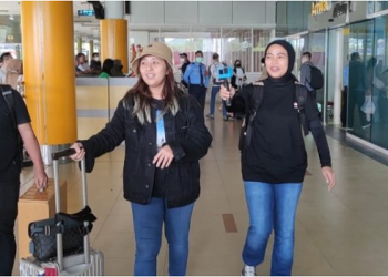 Personil kotak saat keuar dari pintu kedatangan bandara sultan Thaha jambi (dok Hendra)