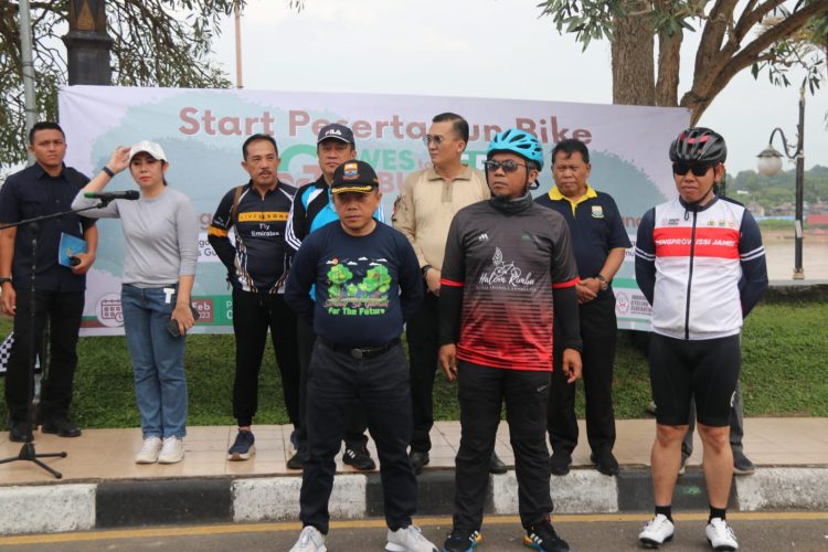 Pelepasan Fun Bike Gowes to Gambut oleh Gubernur Jambi, Al Haris, di depan rumah dinasnya, , Sabtu (4/2/2023). (Foto Diskominfo Provinsi Jambi/ Agus Suprianto)