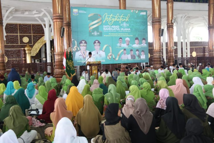 Wakil Gubernur Jambi, Abdullah Sani, memberikan kata sambutan dalam acara Istighotsah memperingati 1 Abad Nahdlatul Ulama yang berlangsung di Masjid Agung Al Falah Kota Jambi, Sabtu (4/2/2023). (Foto Diskominfo Provinsi Jambi/Agus Suprianto)