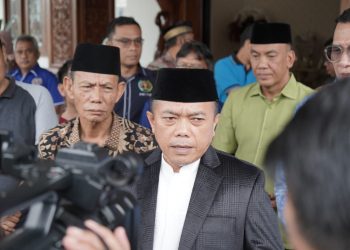 Gubernur Jambi, Al Haris, saat diwawancarai awak media setelah melepas Kontingen PWI Provinsi Jambi untuk mengikuti HPN 2023 Medan. [Foto Diskominfo Provinsi Jambi/Harun