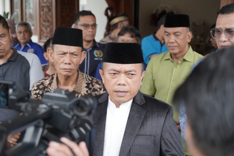 Gubernur Jambi, Al Haris, saat diwawancarai awak media setelah melepas Kontingen PWI Provinsi Jambi untuk mengikuti HPN 2023 Medan. [Foto Diskominfo Provinsi Jambi/Harun