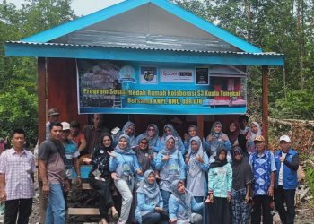 Para komunitas, pemuda, dan masyarakat foro bersama di depan rumah dari program bedah rumah. (Foto Siklusjambi.id)