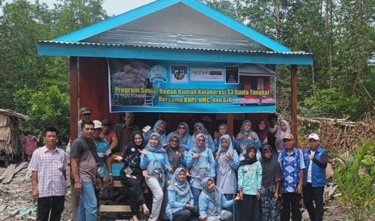 Para komunitas, pemuda, dan masyarakat foro bersama di depan rumah dari program bedah rumah. (Foto Siklusjambi.id)