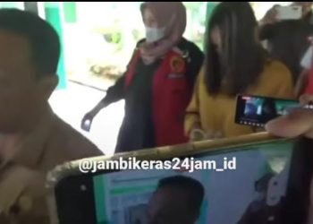 Tersangka YSA saat dibawa ke rumah sakit jiwa untuk menjalankan pemeriksaan kejiwaan terkait kasus pelecehan anak di bawah umur yang disangkakan kepadanya. (Foto instagram Jambikeras24jam)