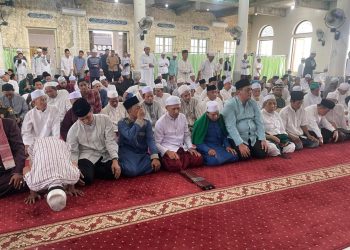 Acara Ziarah Kubro dan Haul Masyayikh dalam rangka peringatan 1 Abad Perukunan Tsamaratul Insan di Jambi Seberang, Kota Jambi, Minggu (26/2/2023). (Foto Siklusjambi.id)